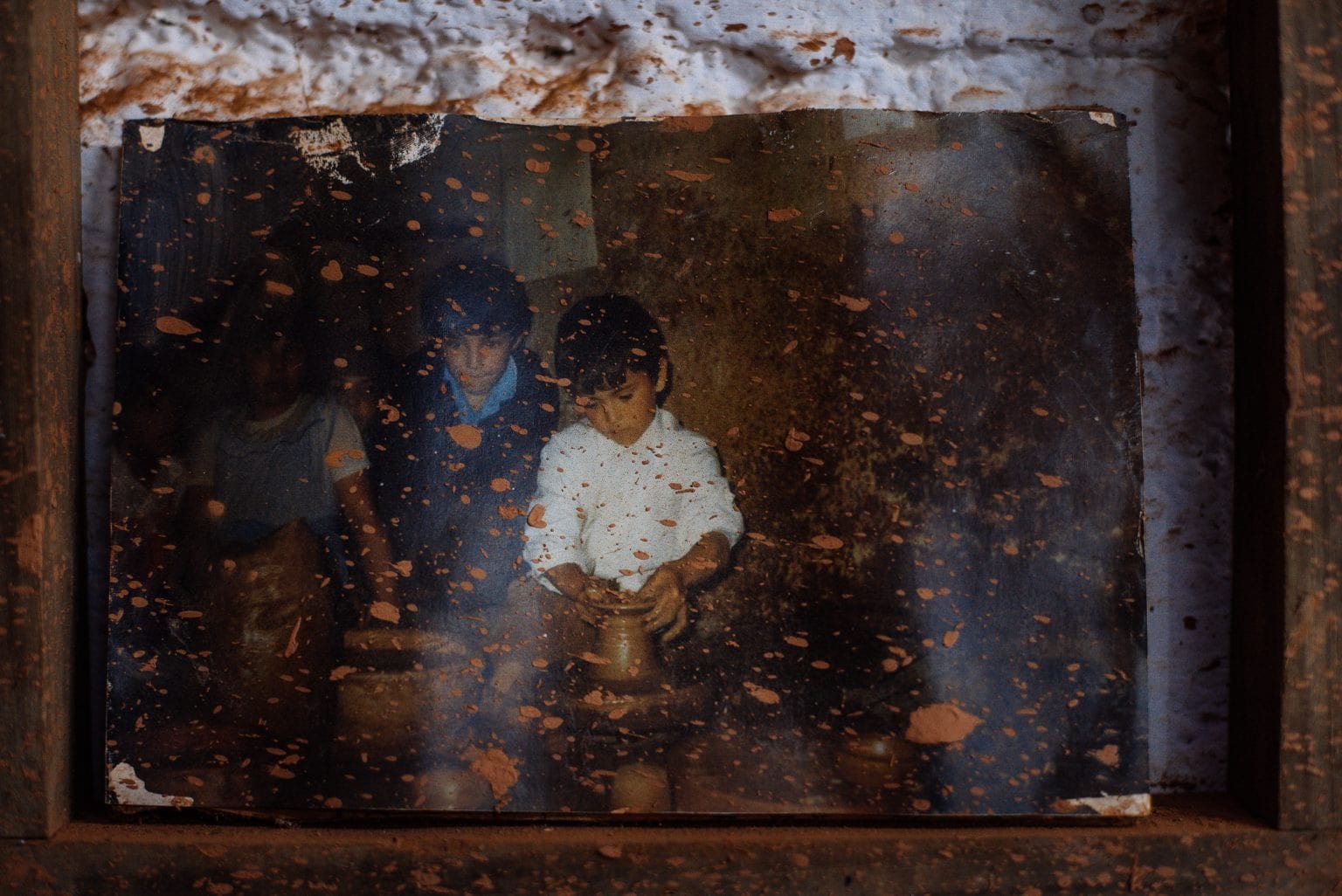 Fotografia antiga de Rui Patalim em criança ao torno